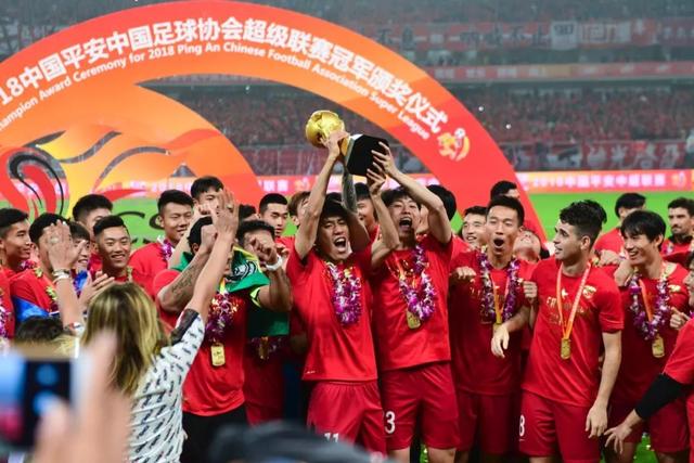 凯恩携金球出场，拜仁为其举行庆祝仪式